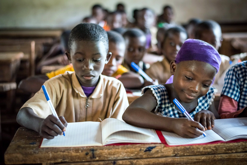 Afrikanische Schulkinder am Tisch